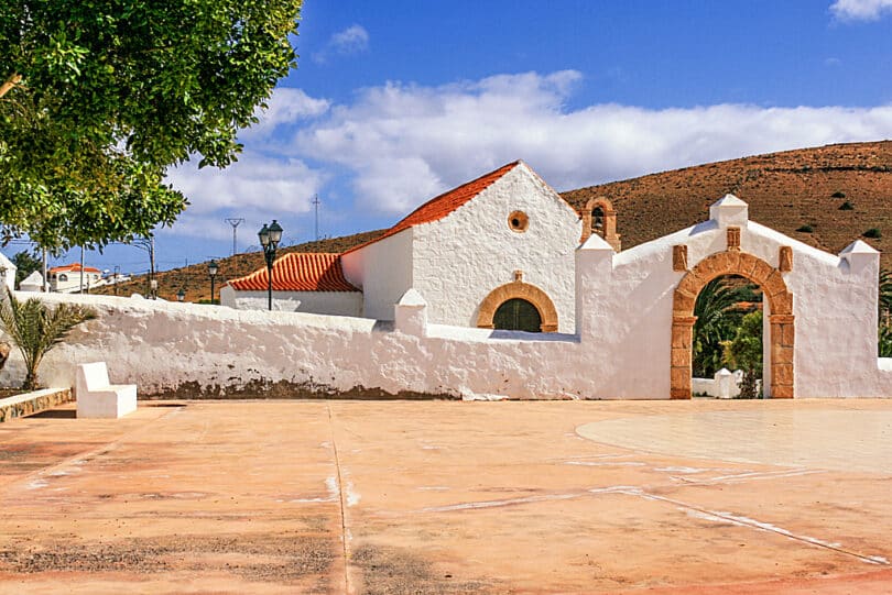Die Ermita de Nuestra Seňora de Guadalupe in Agua de Bueyes ist von einer weißen, Zinnengekrönten Mauer umgeben