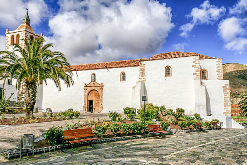 Die dreischiffige Pfarrkirche von Betancuria wurde im 17. Jahrhundert mit seinen dicken Mauern und kleinen Fenstern als typische Wehrkirche erbaut