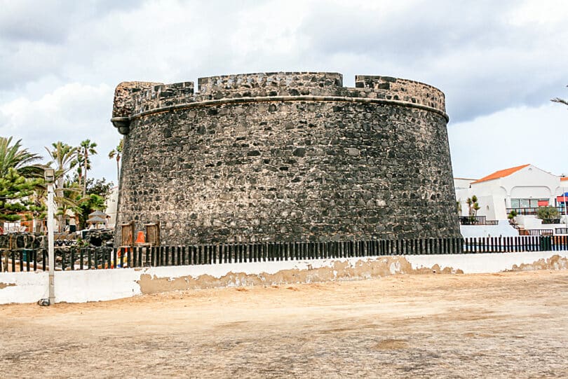 Der Castillo genannte Rundturm wurde im Jahr 1741 zum Schutz des Hafens errichtet