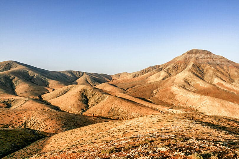 Im Hinterland von Cardón erstreckt sich eine karge Berglandschaft