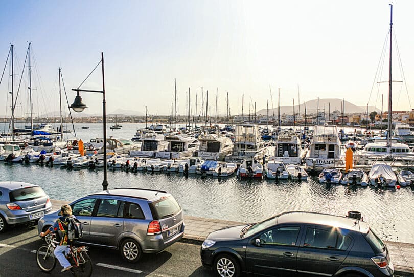 Im Hafen von Corralejo legen Yachten aus aller Welt an