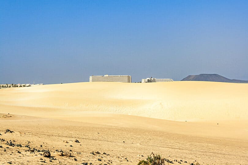 Mitten im Naturschutzgebiet Parque Natural de las Dunas de Corralejo liegen zwei der ersten Hotels von Corralejo