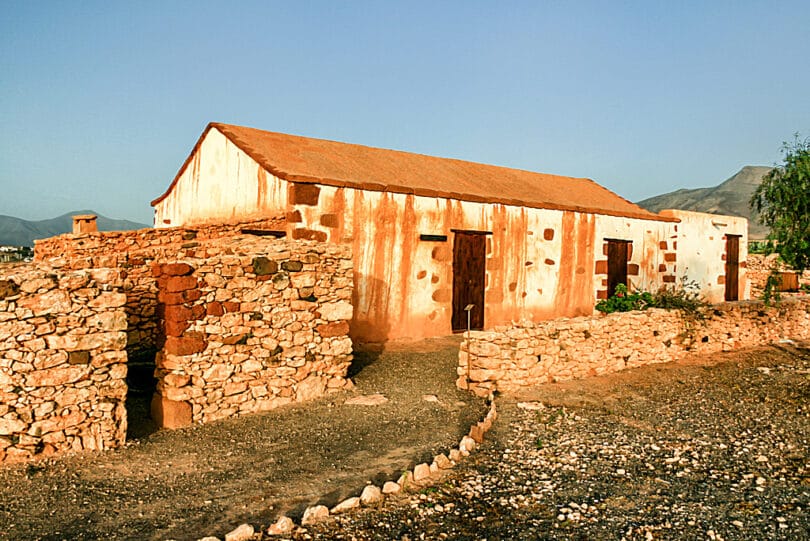 Die Gebäude auf dem Gelände des Ecomuseo La Alcogida sind im traditionellen Baustil Fuerteventuras errichtet worden 