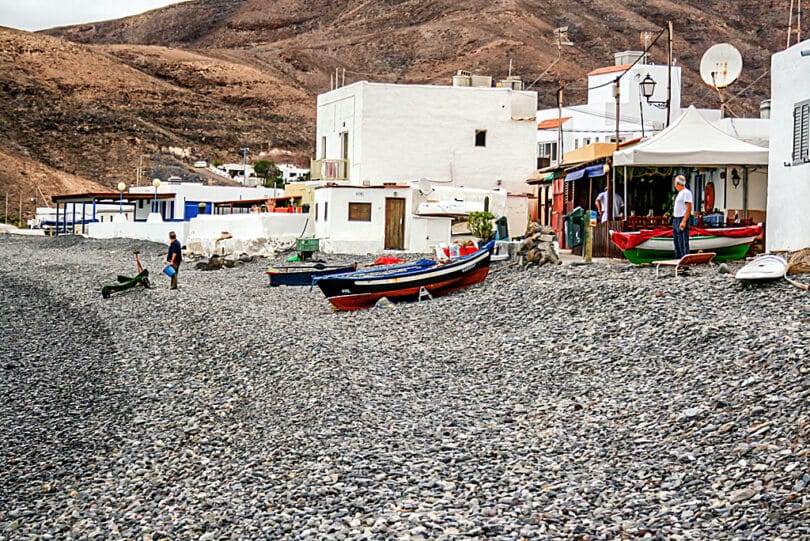 Heute erinnern nur ein paar kleine Fischerboote, die auf dem kiesigen Strand liegen, an die Vergangenheit von Giniginámar