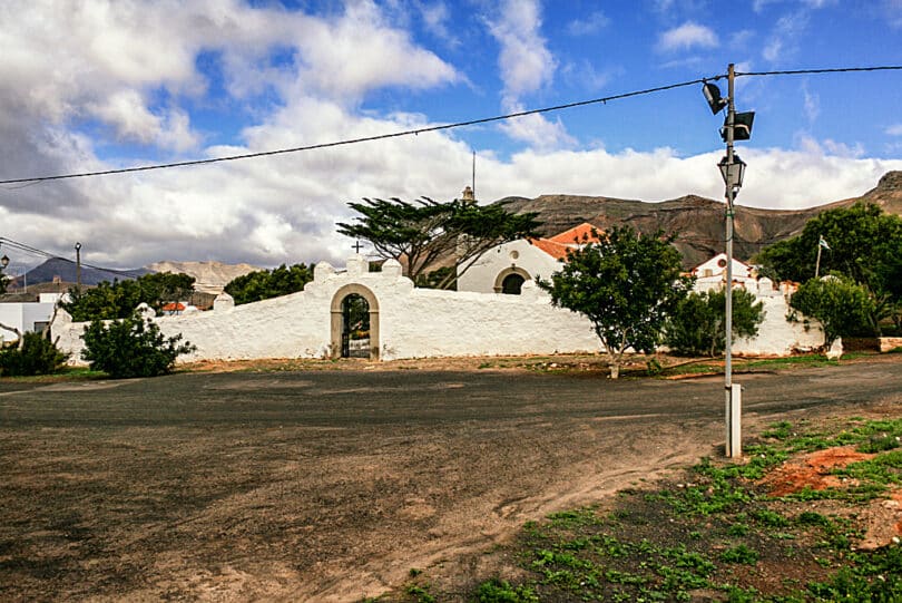 Die Kirche von La Ampuyenta wird von einer weißen, zinnengekrönten Mauer umschlossen