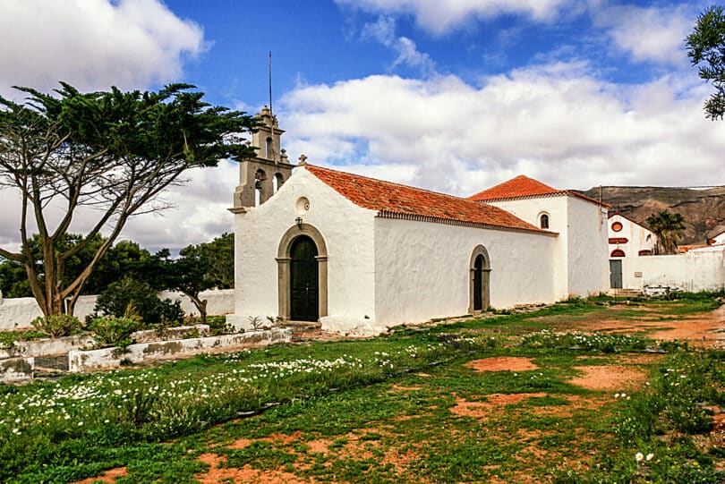 Der Glockenturm der Kirche von La Ampuyenta befindet sich an der linken Seitenwand