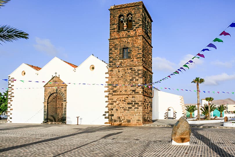 Im trutzigen Glockenturm der Kirche von La Oliva fanden die Einwohner des Ortes Schutz bei Piratenüberfällen 