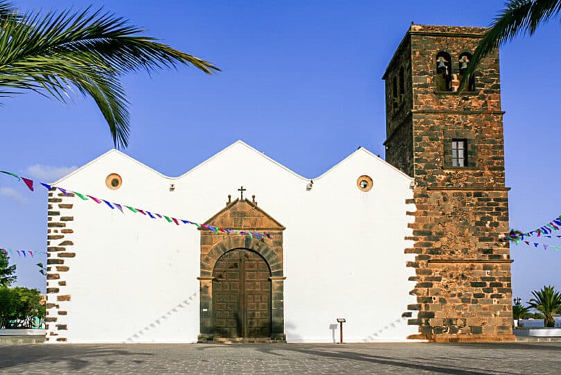 Die dreischiffige Pfarrkirche von La Oliva