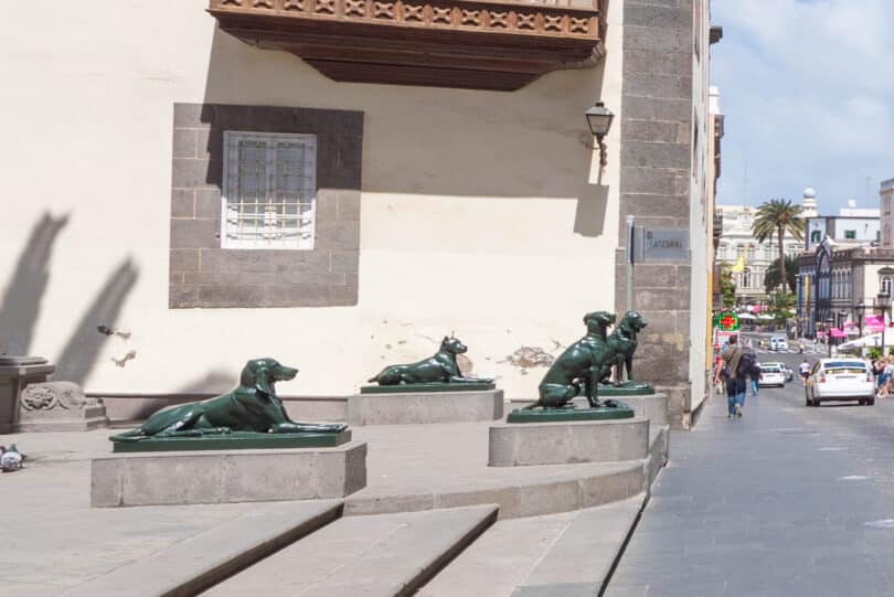 Bronzestatuen der Hunde Los Perros de Santa Ana