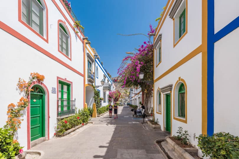 Puerto de Mogán - farbenfrohe Bougainvillea und anderen tropischen Pflanzen