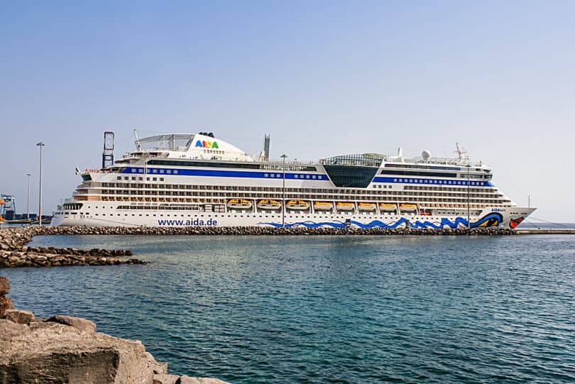 Kreuzfahrtschiff im Hafen von Puerto del Rosario