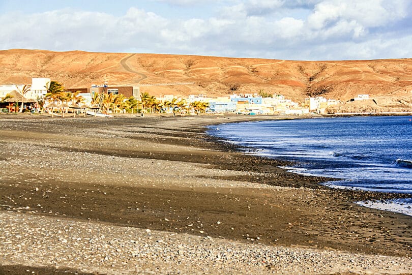 Tarajalejo besitzt einen rund einen Kilometer langen, schwarzen Sandstrand