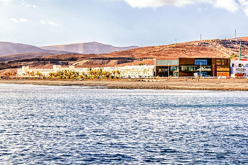 Das 4 Sterne Hotel Bahia Playa liegt direkt an der Uferpromenade von Tarajalejo