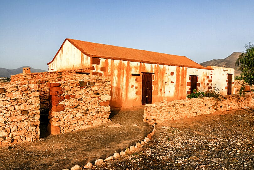 Die Gebäude auf dem Gelände des Freilichtmuseums von Tefia sind im typischen Baustil Fuerteventuras errichtet worden