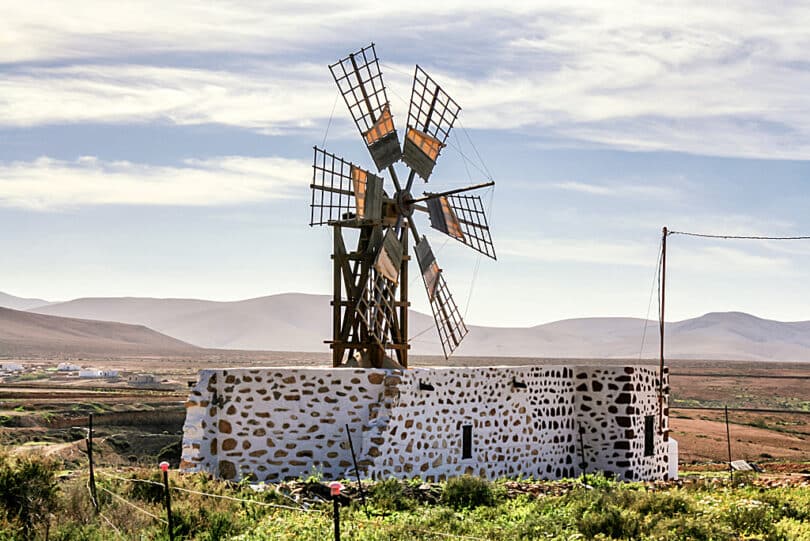 Originalgetreu restaurierte Windmühle mit sechs Flügeln an der Hauptstrasse von Tefia