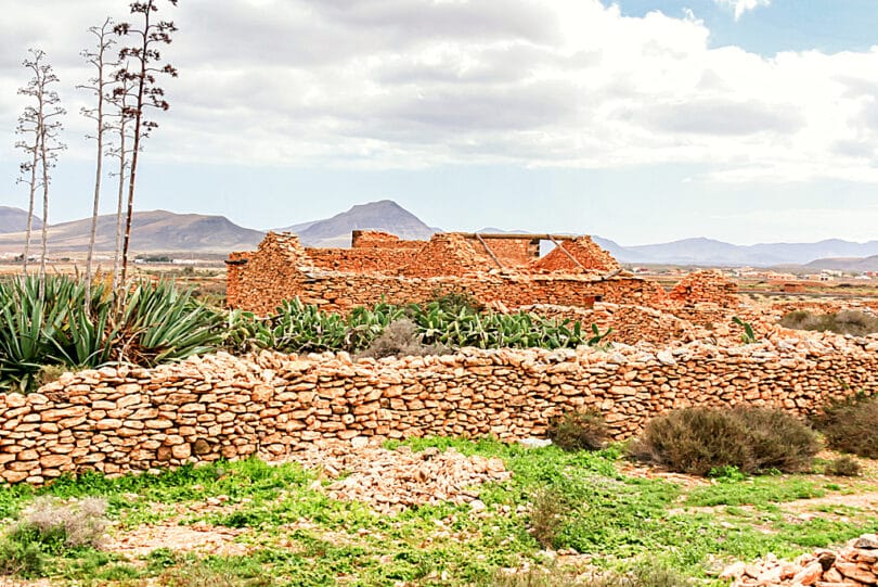 Verfallene Bauernhäuser in Valles de Ortega