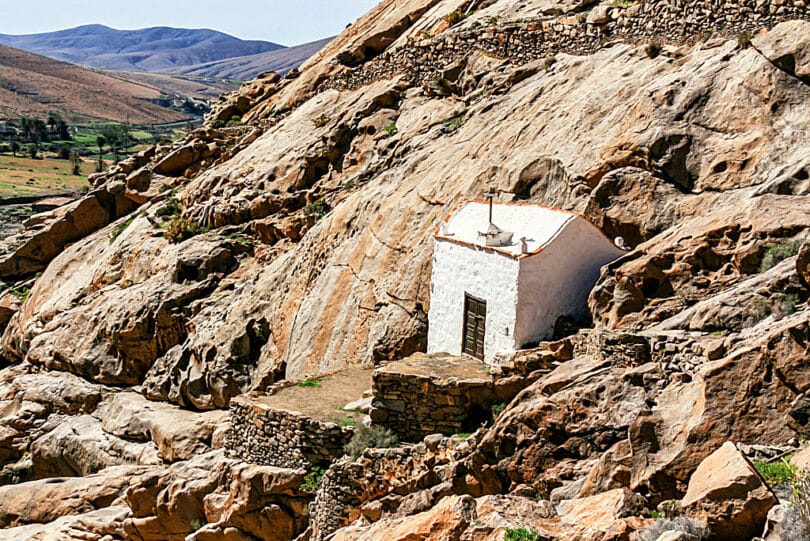Die Kapelle der Felsjungfrau unterhalb von Vega de Rio Palmas