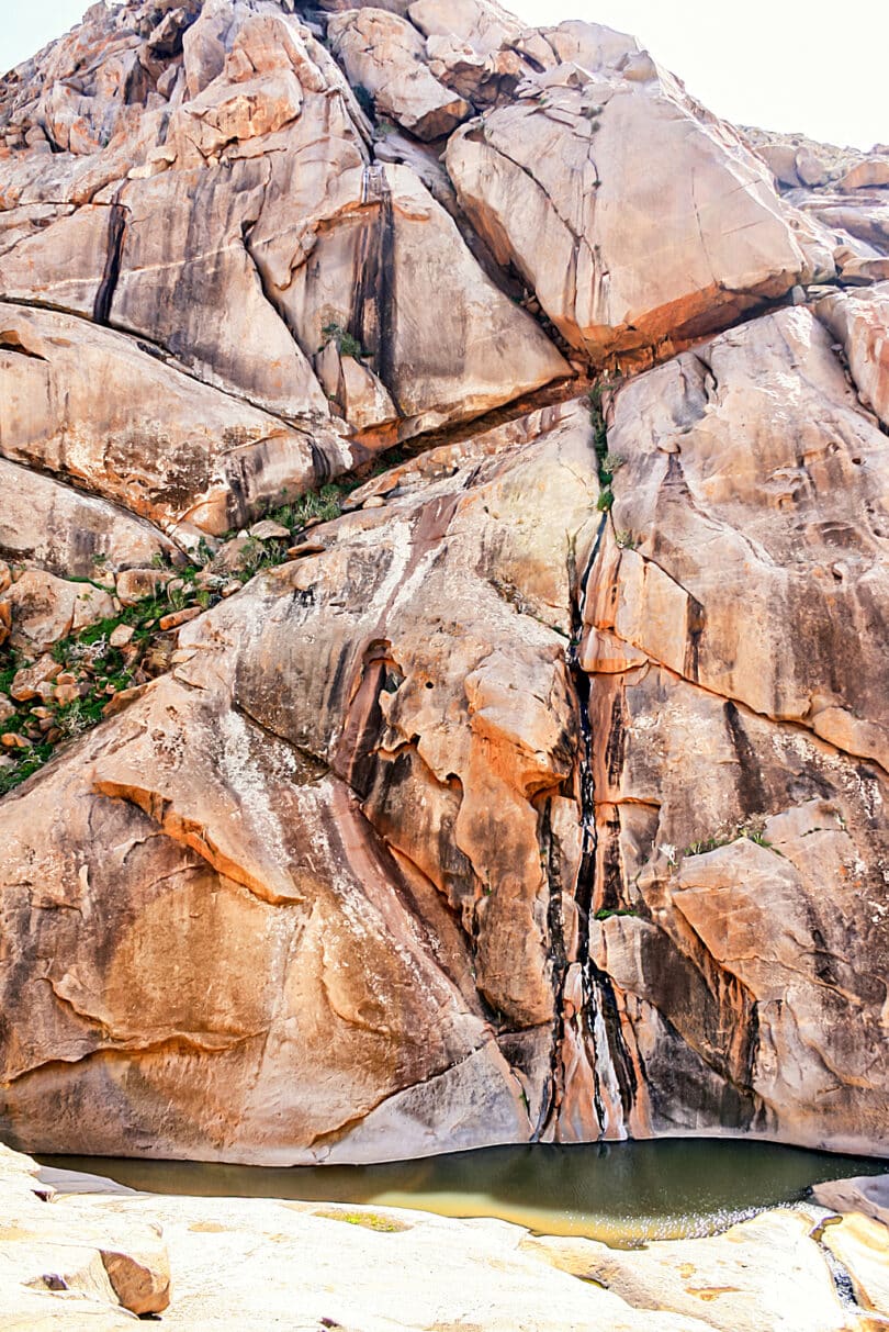 Die Felswände des Barranco de las Peñitas bestehen aus dem kristallinen Tiefengestein Syenit