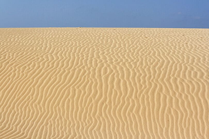 In den 70er Jahren wurden in den Wanderdünen von Corralejo eine Strasse gebaut und zwei Hotels errichtet 